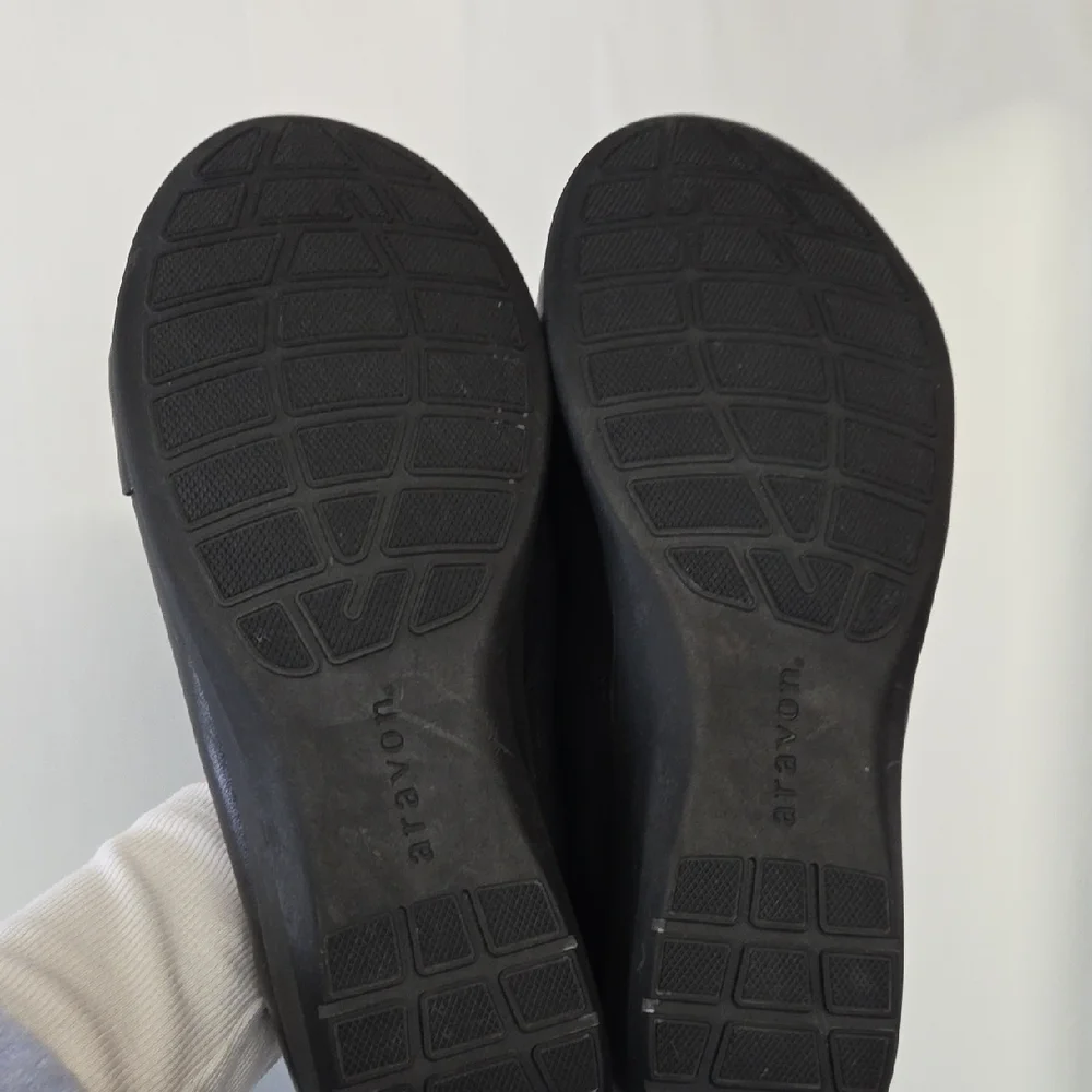 Aravon Black Leather Knot-Detail Slip-On Flats Size 9.5